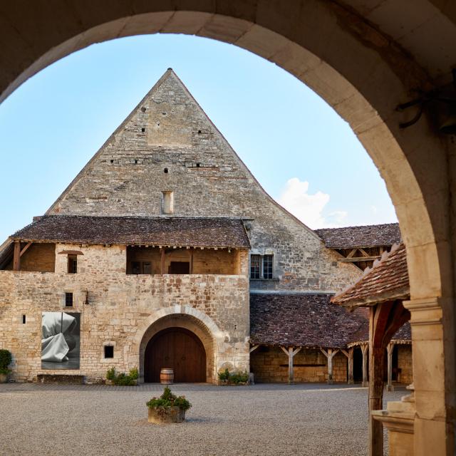 chateau-clos-de-vougeot-cour1