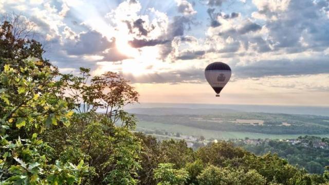 France Montgolfières avec le Château de Pommard