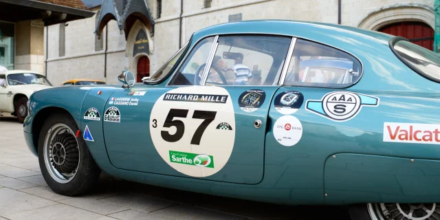 Voiture Devant Hotel Dieu