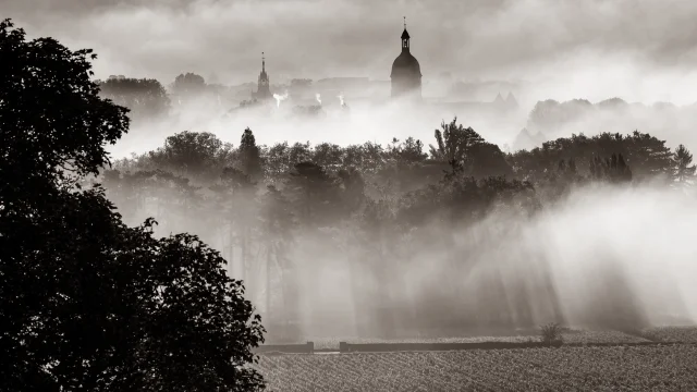 Beaune dans la brume en hiver